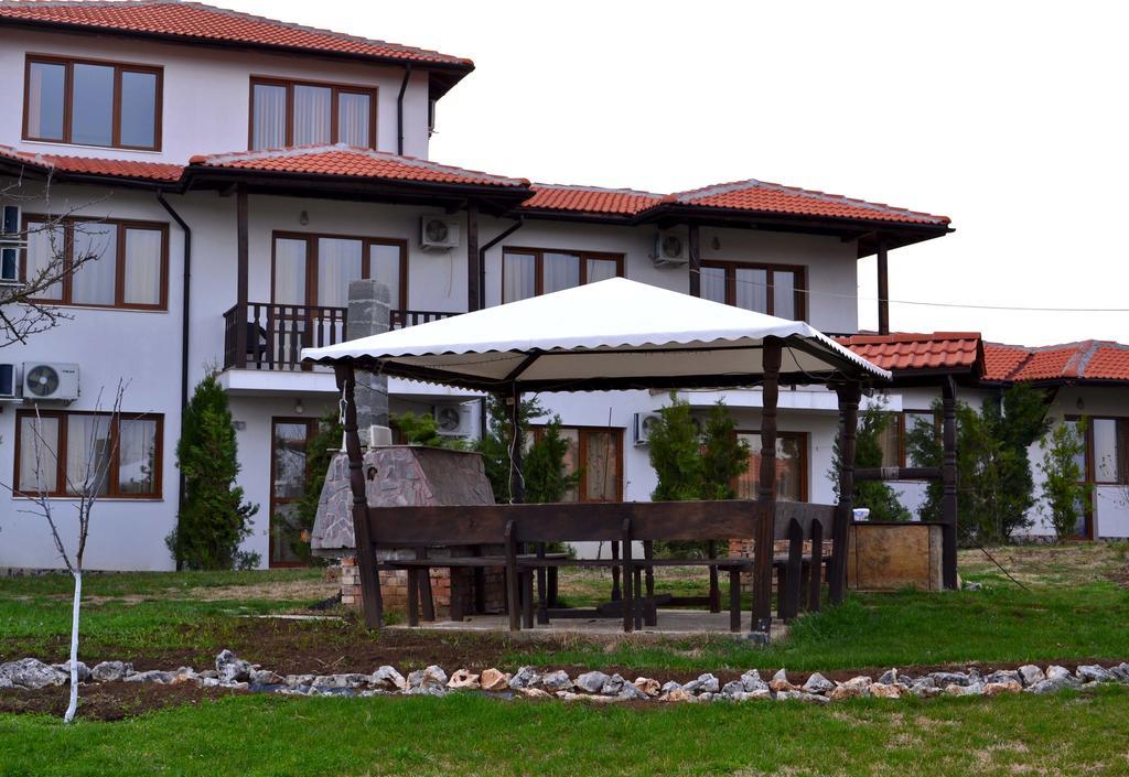 Guest House Misha Petrevene Buitenkant foto
